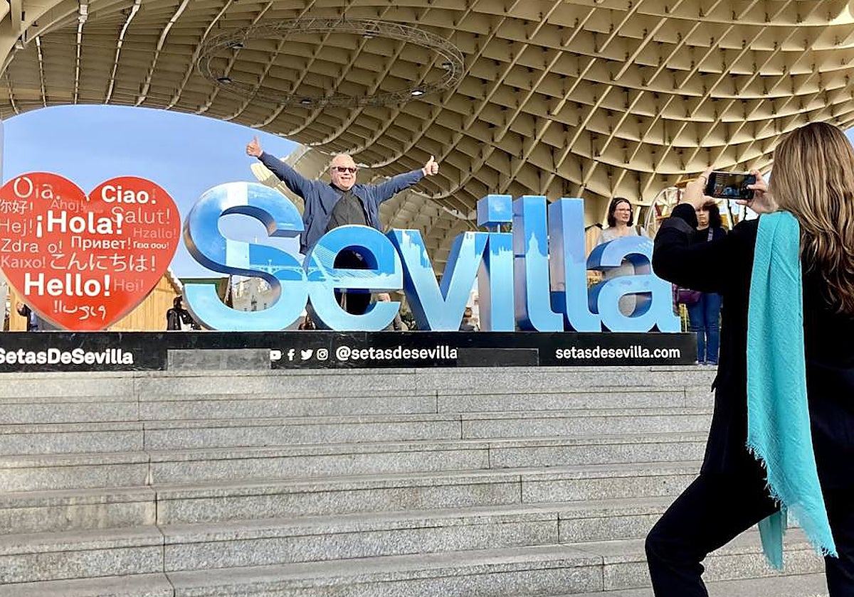 Un letrero enorme sirve como atractivo para los visitantes de este espacio