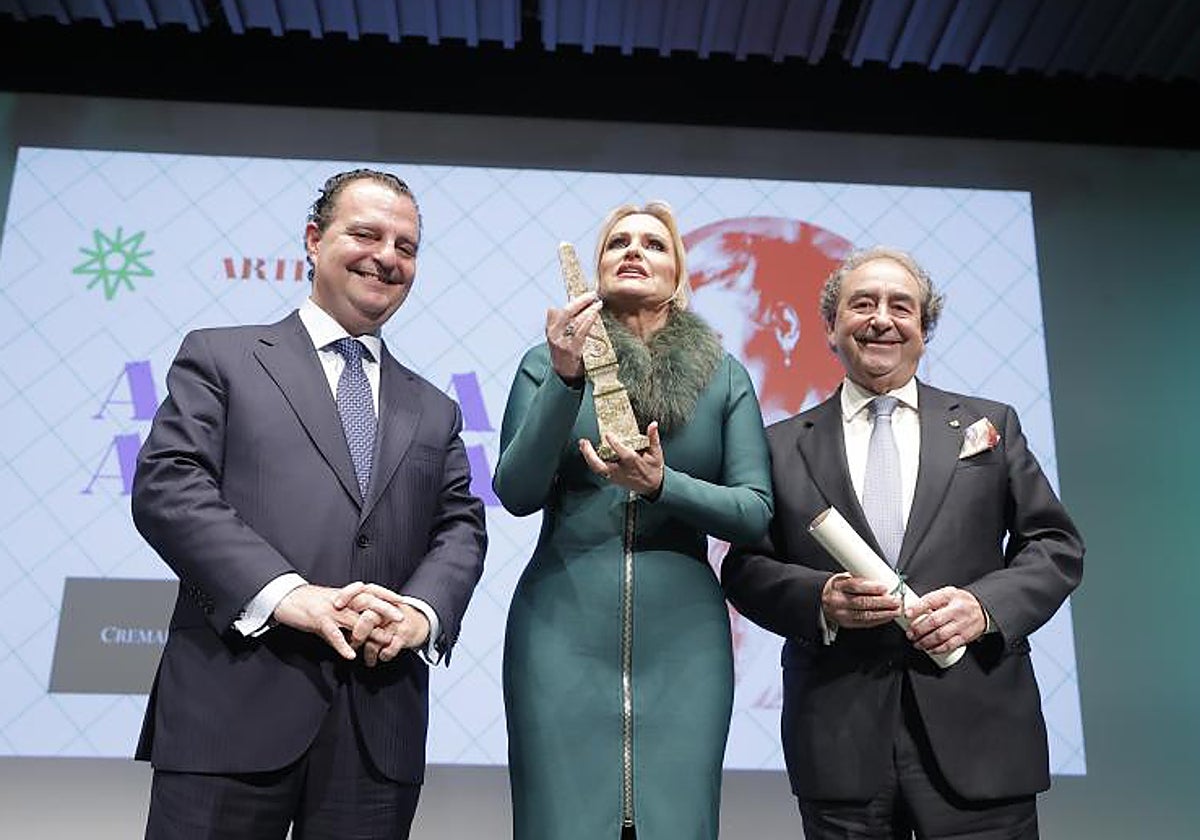 Ainhoa Arteta recibiendo su premio Spes Nostra de manos de Francisco José Fernández Romero y José Antonio Fernández Cabrero