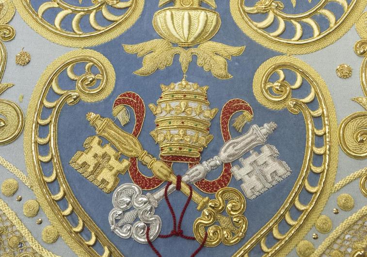 Escudo papal del manto de la Virgen de Consolación que está bordando el Taller de Charo Bernardino