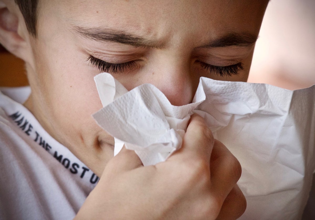 Un niño, los primeros en contagiarse del Covid-19, se suena la nariz