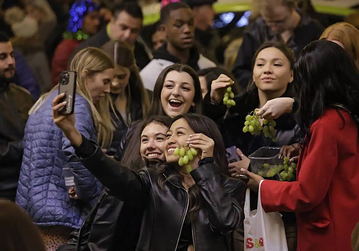 Varias personas celebran la llegada del año en la Plaza Nueva de Sevilla