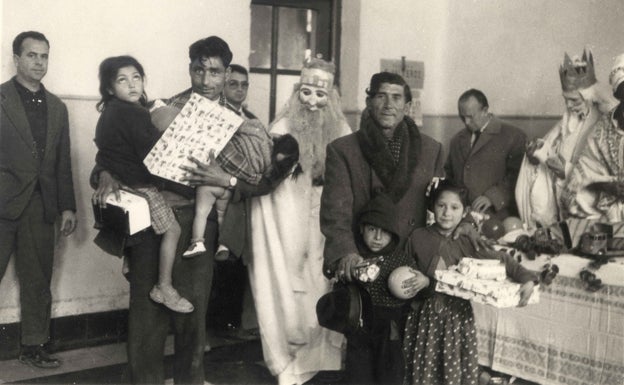 Padres acompañando a sus hijos a recoger los regalos