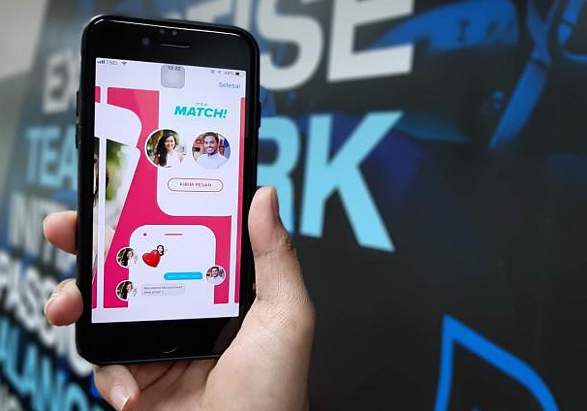 Un usuario utiliza la aplicación de Tinder en su móvil