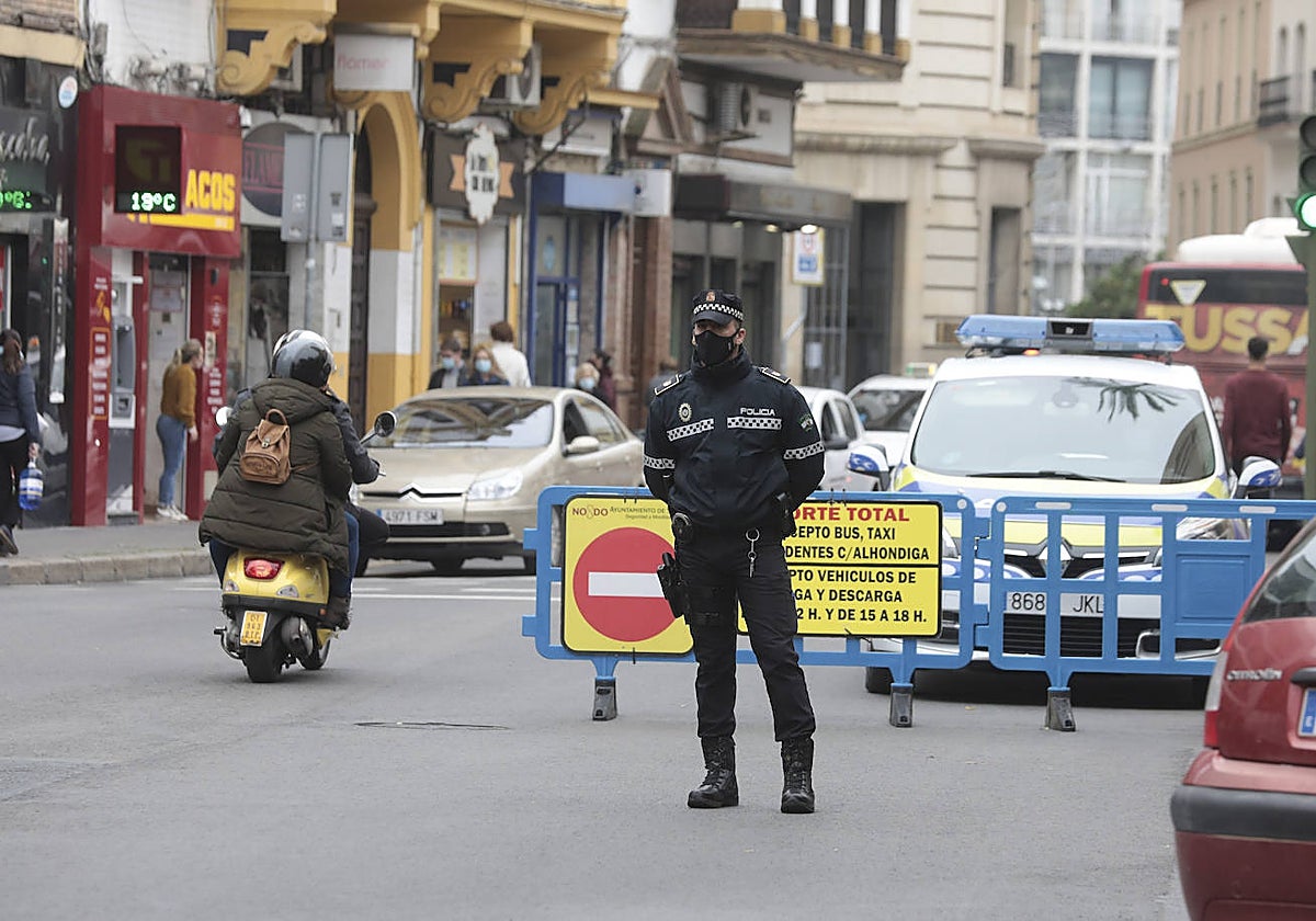 Un policía controla el acceso del tráfico al centro de Sevilla