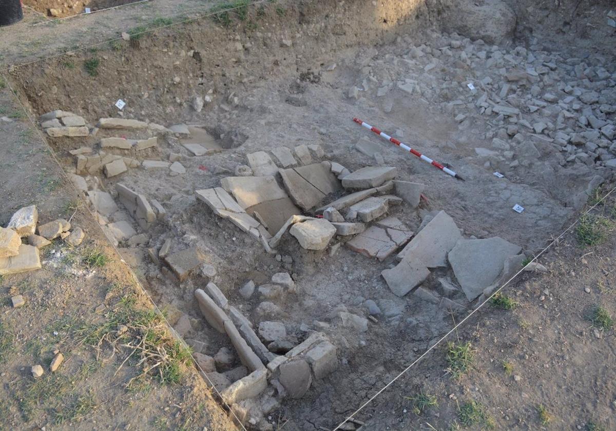 Imagen general de la zona de necrópolis extavada junto a los vestigios de la muralla tardoantigua de Itálica
