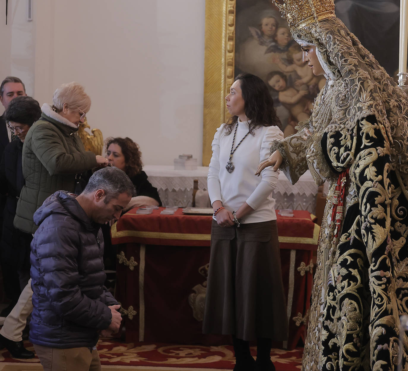 Comienzan los besamanos de la Esperanza de Triana y la Esperanza Macarena en Sevilla