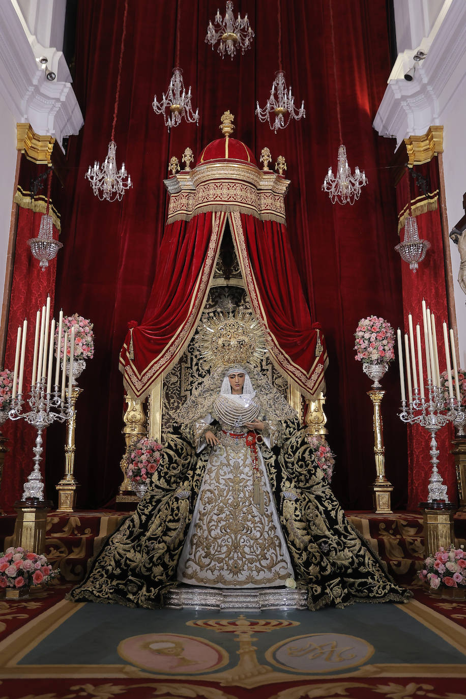 Comienzan los besamanos de la Esperanza de Triana y la Esperanza Macarena en Sevilla