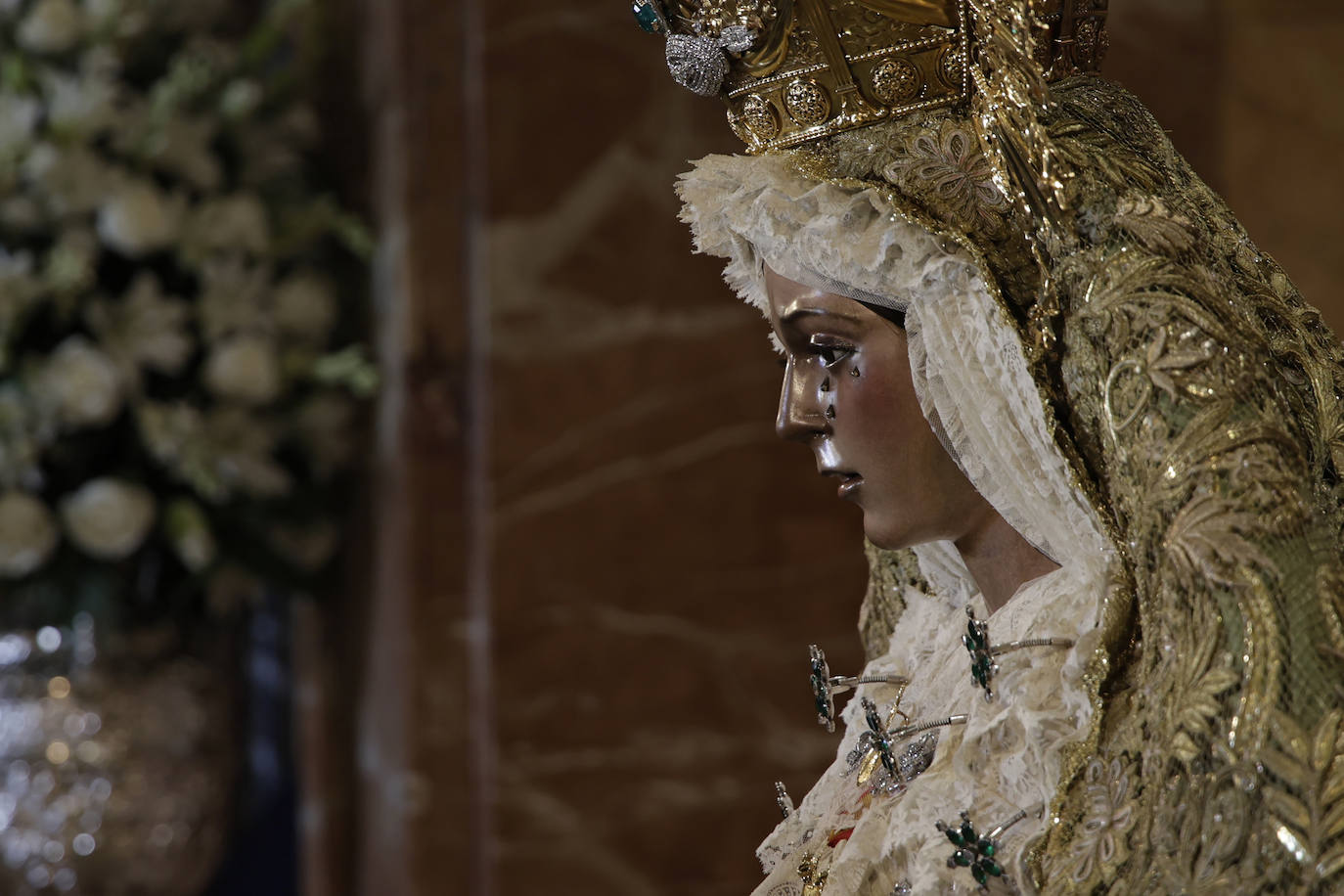 Comienzan los besamanos de la Esperanza de Triana y la Esperanza Macarena en Sevilla