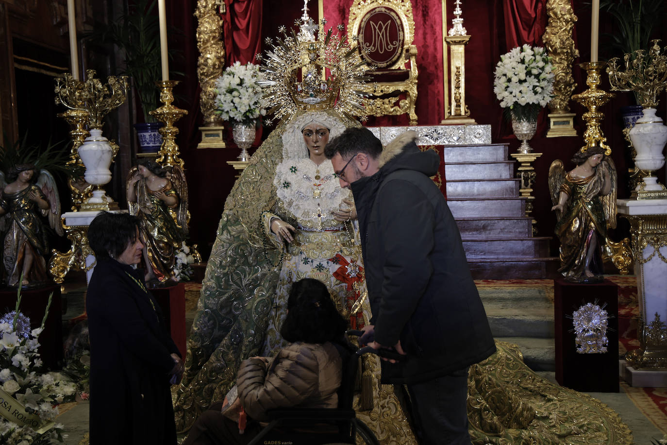 Comienzan los besamanos de la Esperanza de Triana y la Esperanza Macarena en Sevilla
