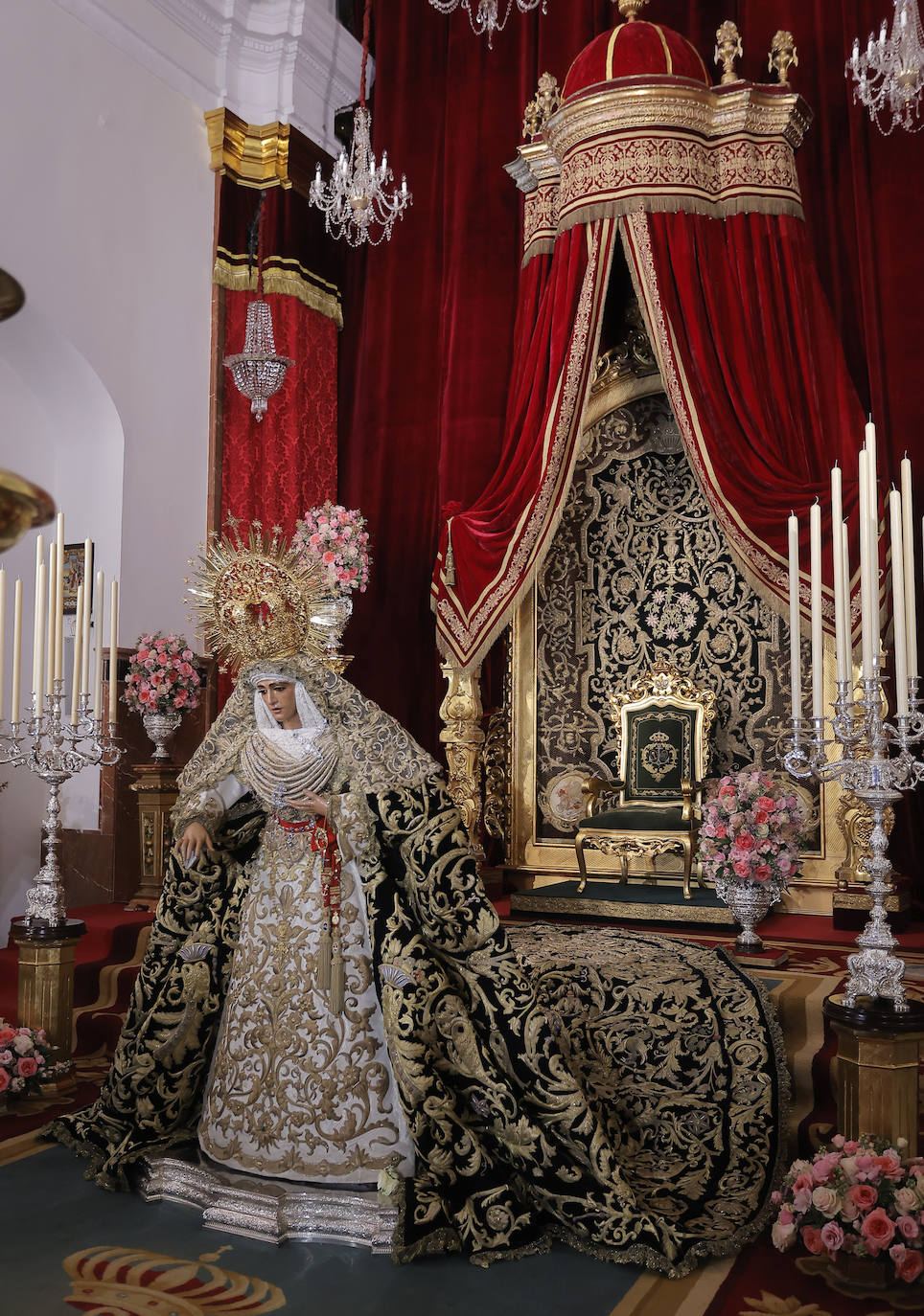 Comienzan los besamanos de la Esperanza de Triana y la Esperanza Macarena en Sevilla