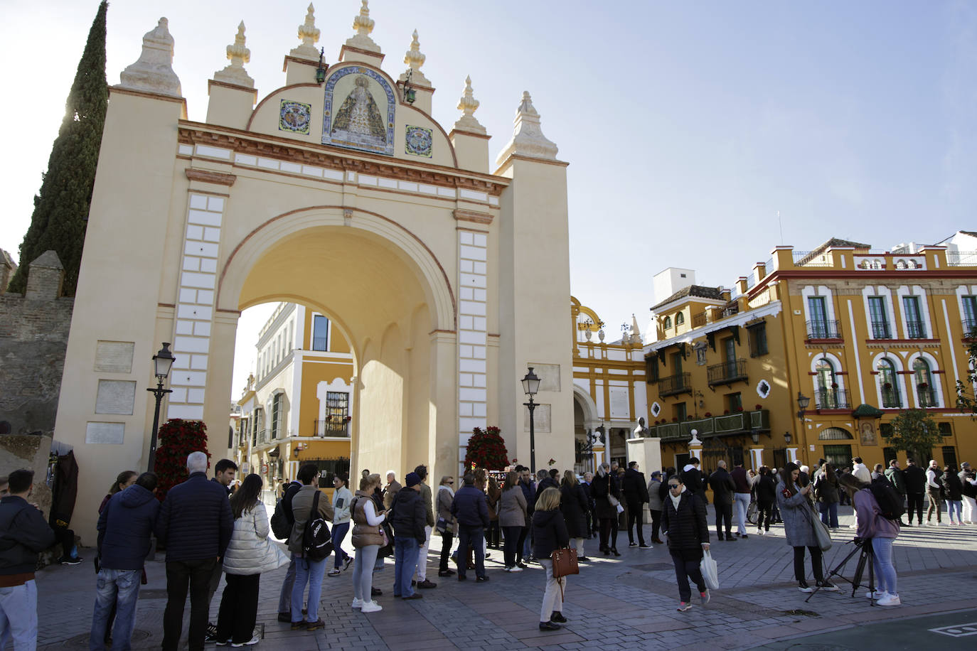 Comienzan los besamanos de la Esperanza de Triana y la Esperanza Macarena en Sevilla