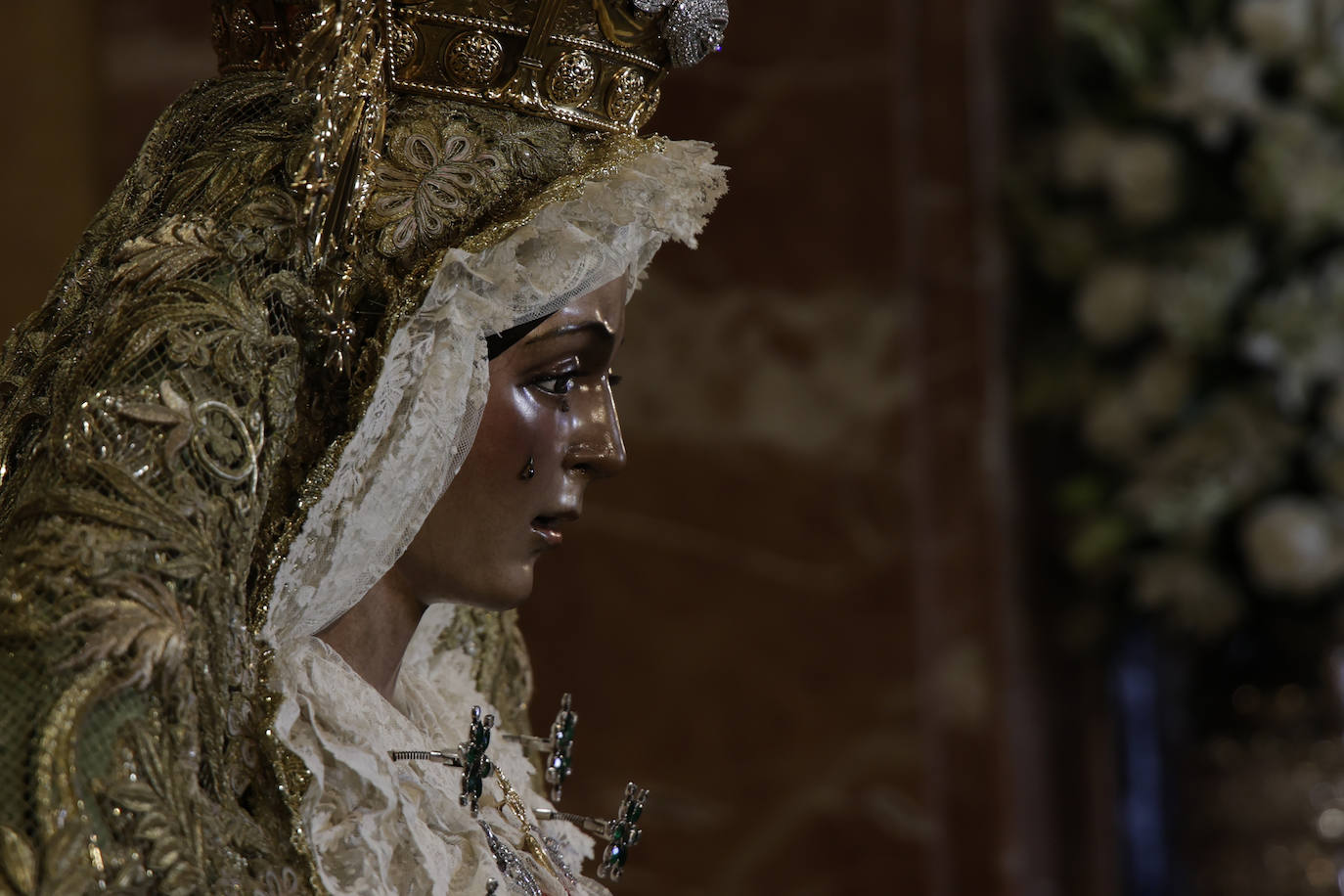 Comienzan los besamanos de la Esperanza de Triana y la Esperanza Macarena en Sevilla