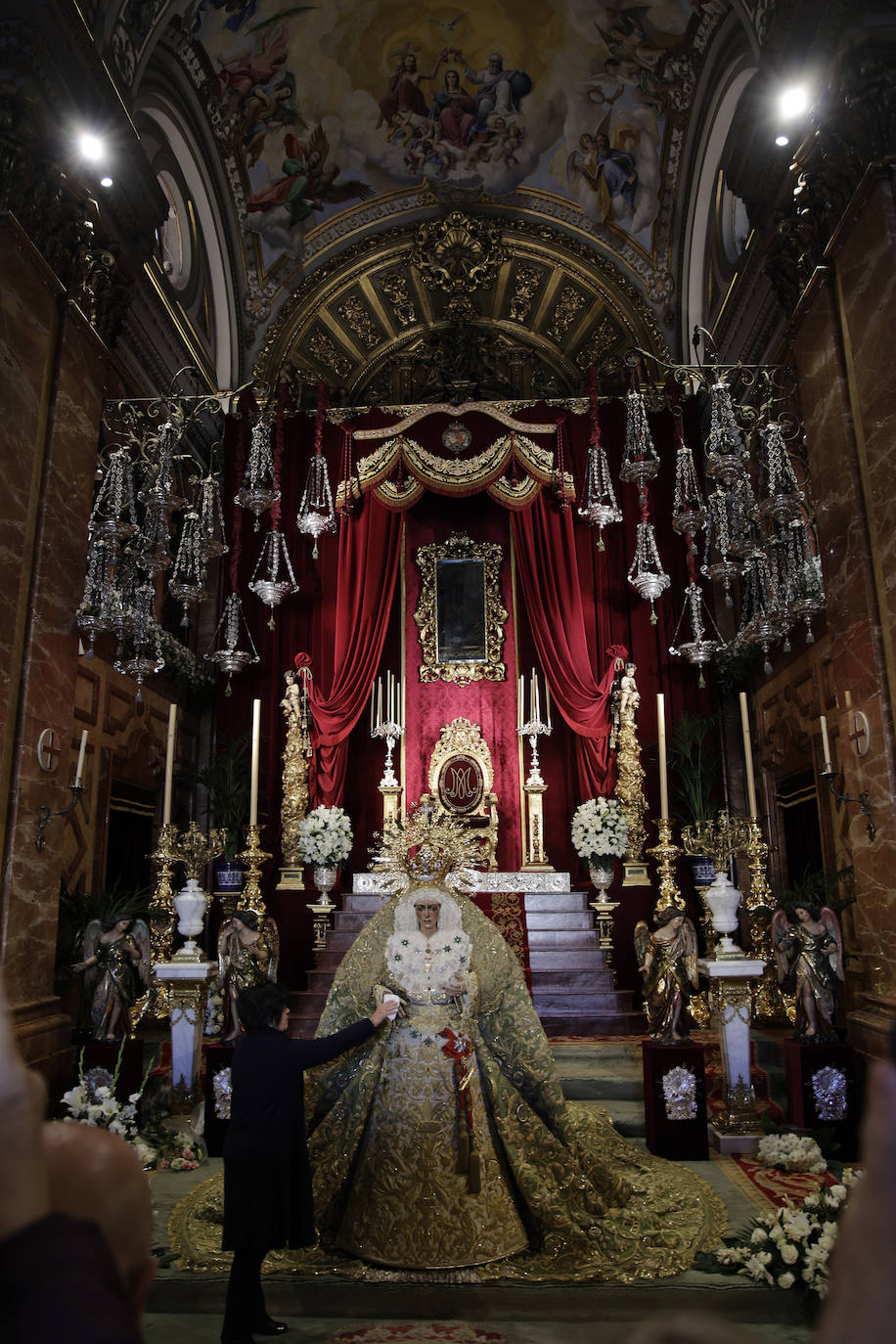 Comienzan los besamanos de la Esperanza de Triana y la Esperanza Macarena en Sevilla