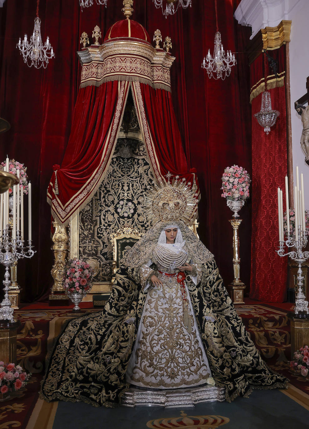 Comienzan los besamanos de la Esperanza de Triana y la Esperanza Macarena en Sevilla