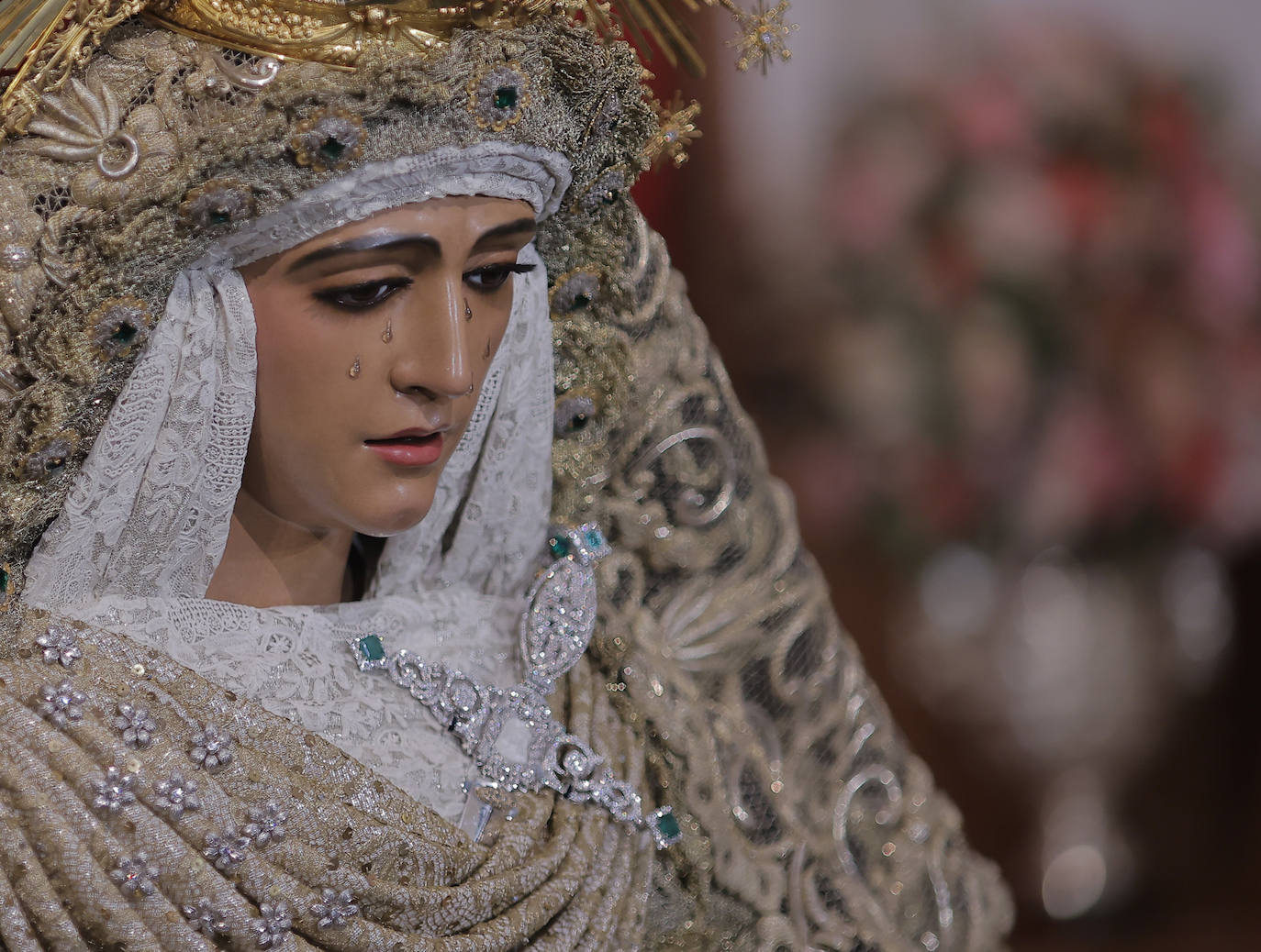 Comienzan los besamanos de la Esperanza de Triana y la Esperanza Macarena en Sevilla