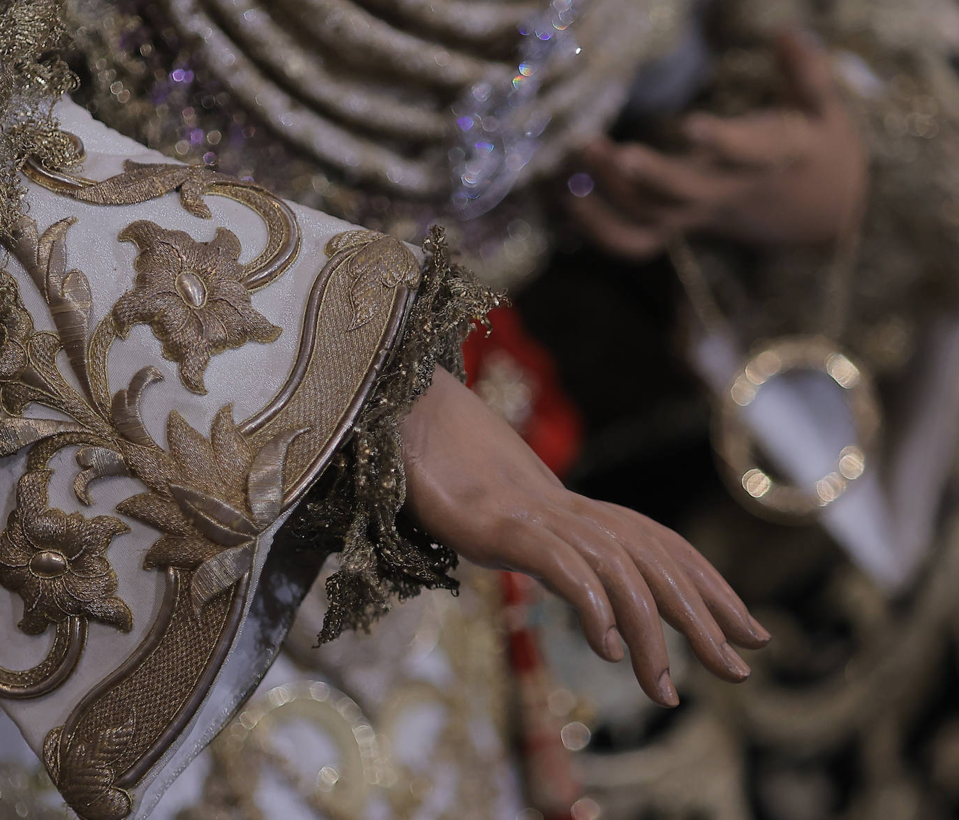 Comienzan los besamanos de la Esperanza de Triana y la Esperanza Macarena en Sevilla