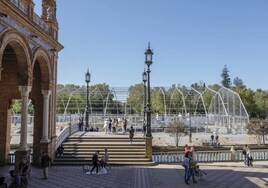 Un botellón de hooligans y la enésima carpa, el culmen del declive de la Plaza de España de Sevilla