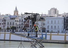 Las imágenes de la preparación del mapping de Navidad de Sevilla en el río Guadalquivir