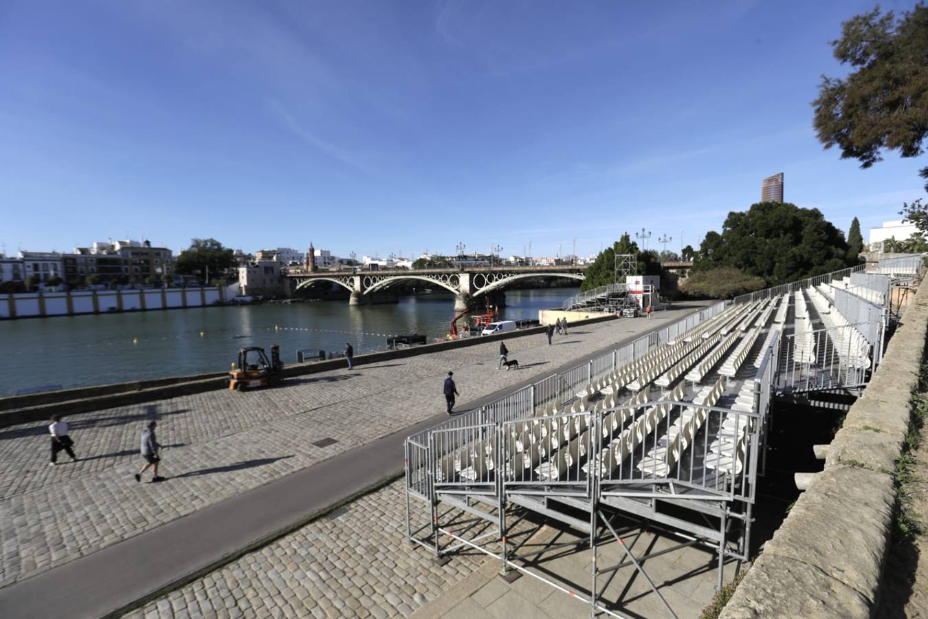 Preparación del espectáculo junto al río Guadalquivir