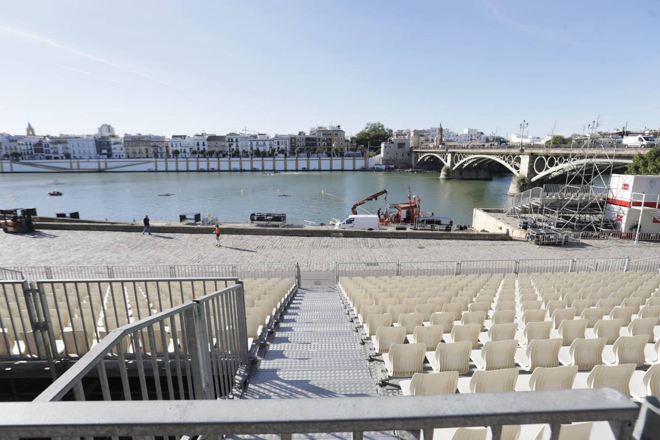 Preparación del espectáculo junto al río Guadalquivir