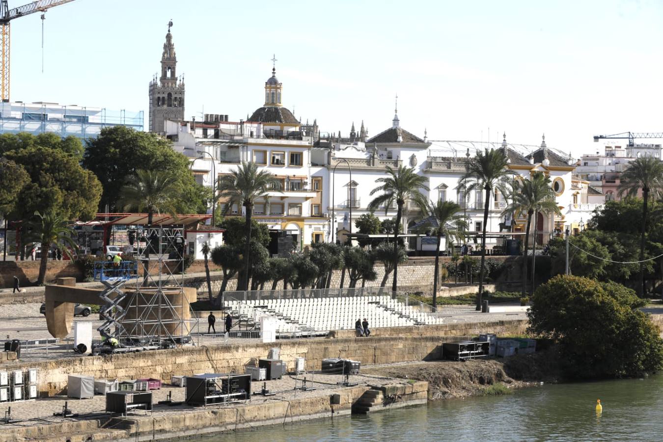 Preparación del espectáculo junto al río Guadalquivir