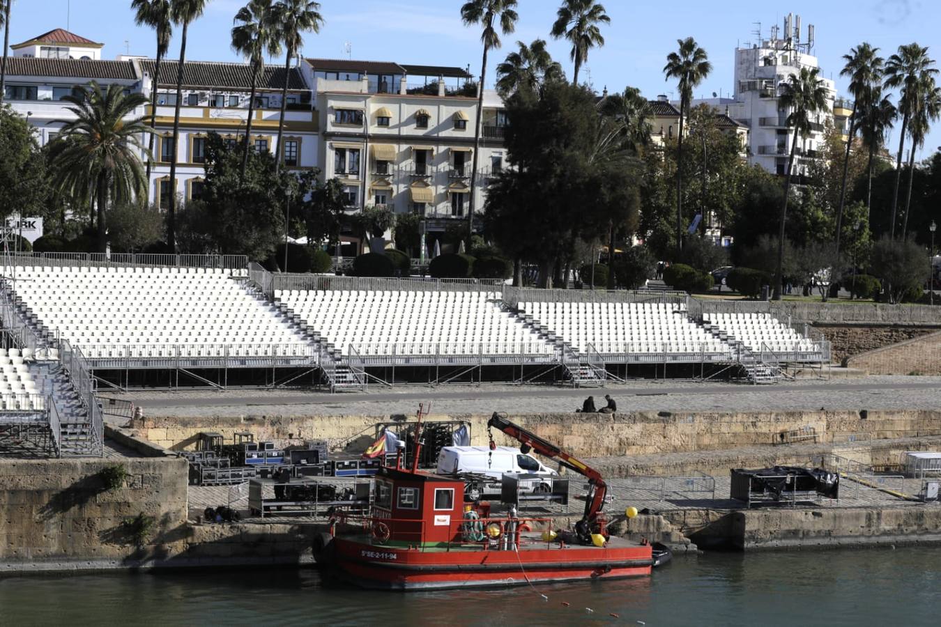 Preparación del espectáculo junto al río Guadalquivir