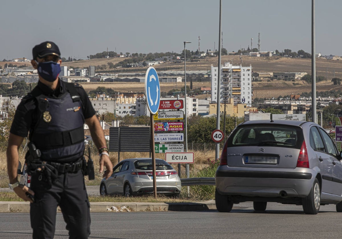 Imagen de archivo de un agente de la Policía Nacional en un control en Écija