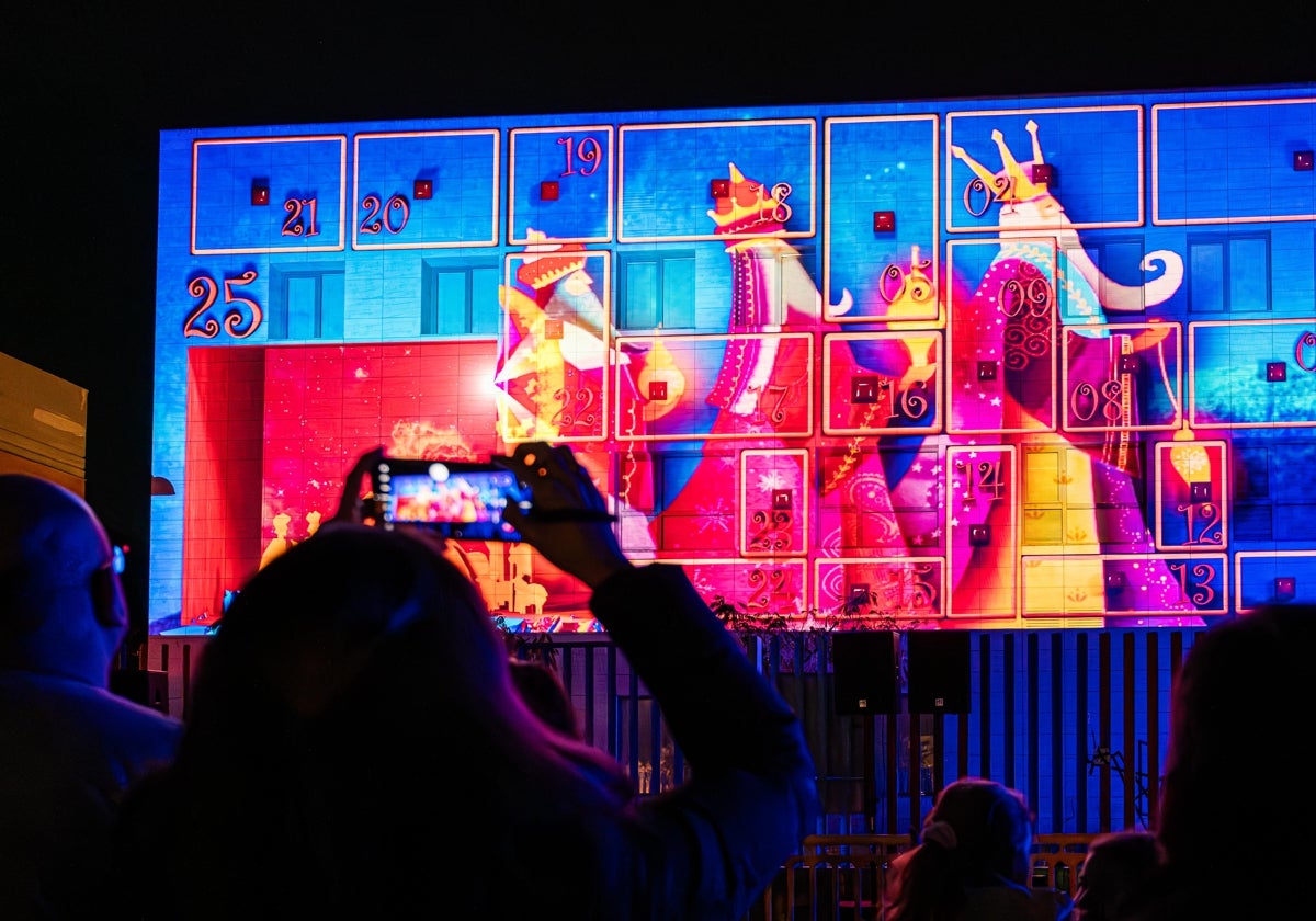 Imagen de los Reyes Magos en el videomapping proyectado en el Centro Cultural Montequinto