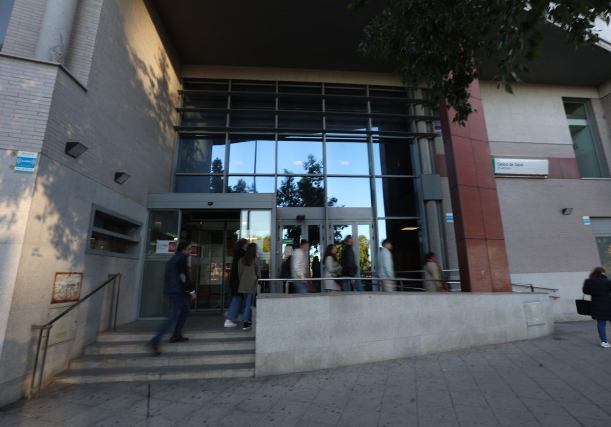 Entrada del Centro de Salud El Cachorro, en Triana