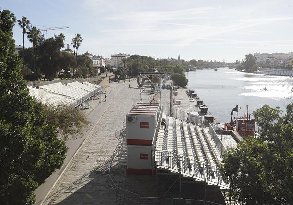 Vistas de las gradas en el Muelle de la Sal para el espectáculo 'Navigalia' en el río Guadalquivir