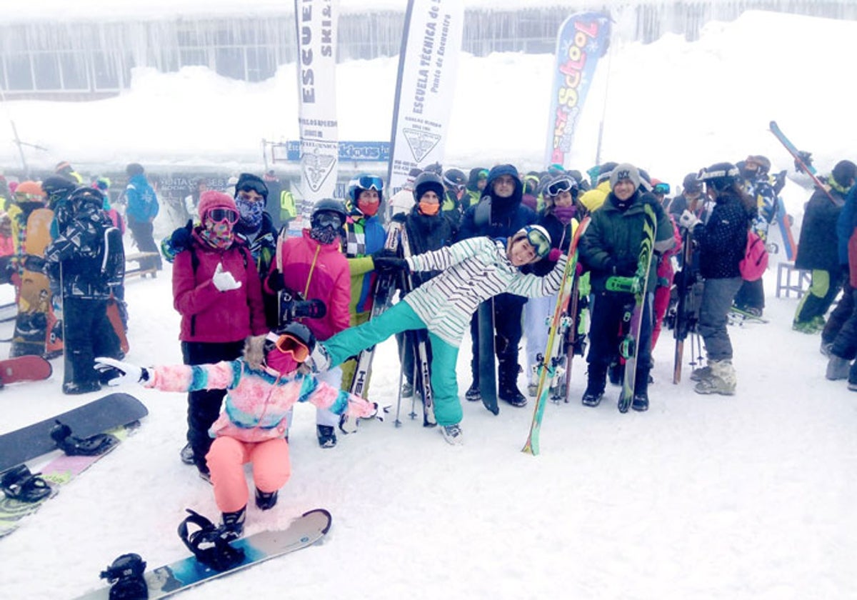 Imagen de archivo de un grupo disfrutando del Programa Nieve Joven