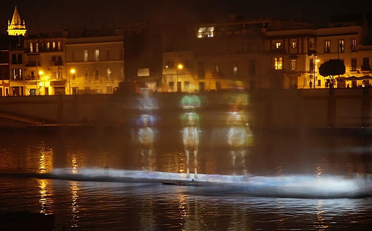 Imagen principal - El Muelle de la Sal vivió el estreno del mapping 'Navigalia', con referencias a los Reyes Magos