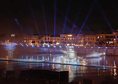 Imagen secundaria 1 - El Muelle de la Sal vivió el estreno del mapping 'Navigalia', con referencias a los Reyes Magos