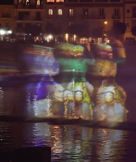 Imagen secundaria 2 - El Muelle de la Sal vivió el estreno del mapping 'Navigalia', con referencias a los Reyes Magos