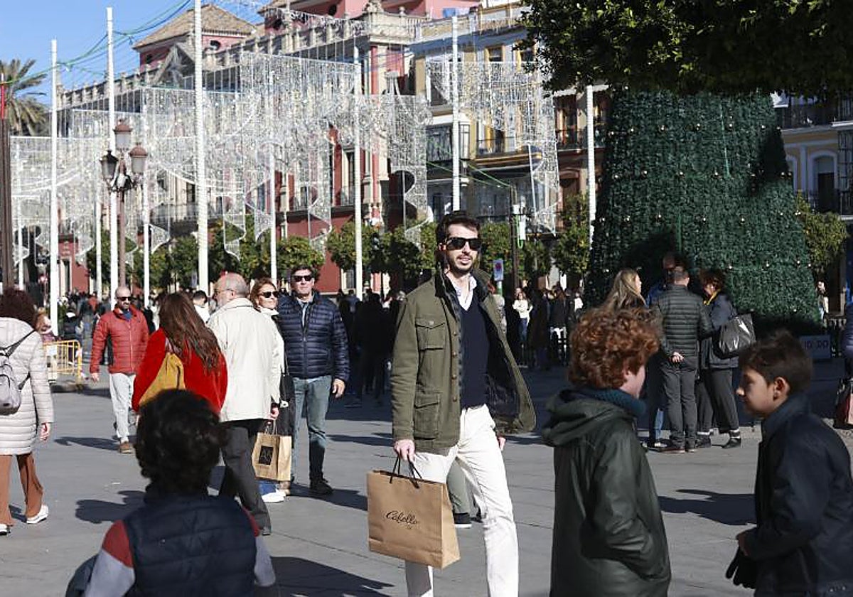 Turistas y sevillanos confluyen en la Plaza de San Francisco estas fiestas