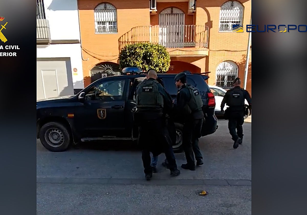 Los agentes de la Guardia Civil introducen al sospechoso en el vehículo antes de ser conducido a Madrid