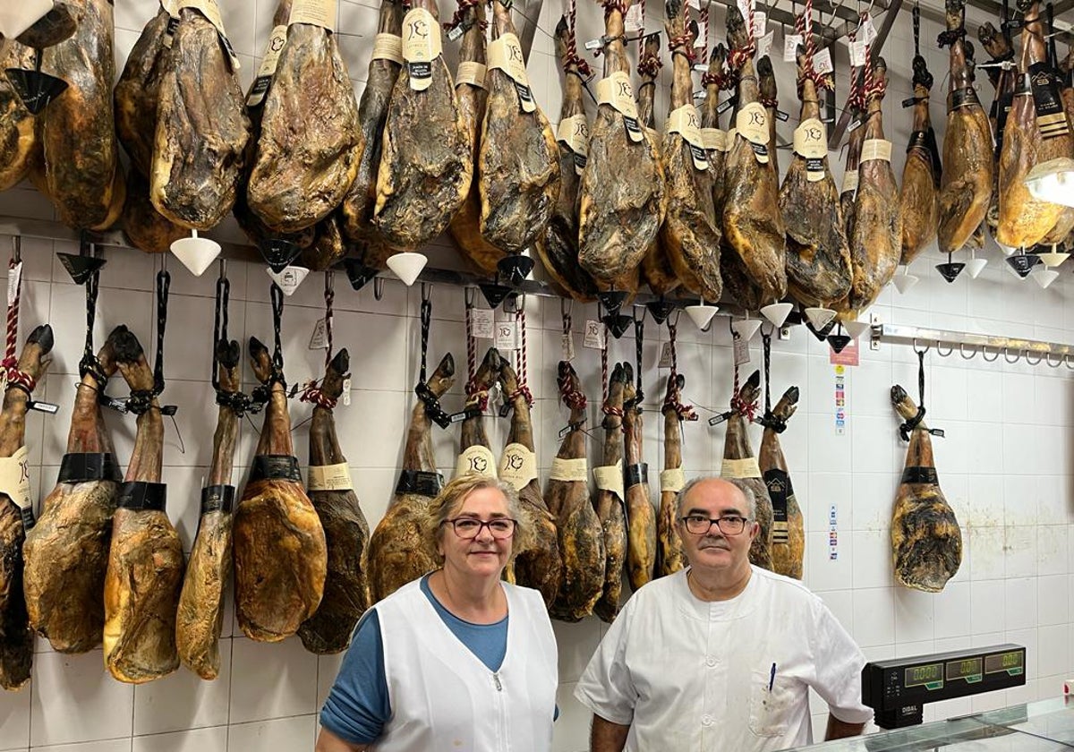 María del Carmen Zatarain y Julián Domínguez, de la charcutería 'Los salmantinos' han triplicado sus pedidos en 24 horas