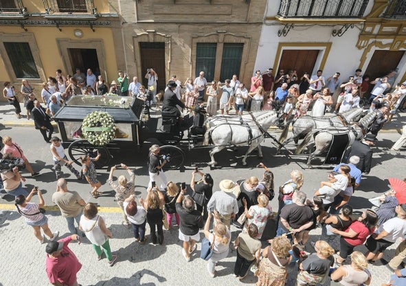 Imagen secundaria 1 - Arriba, misa funeral por Antonio Burgos en la parroquia del Sagrario. Abajo, entierro de María Jiménez en Triana. A la derecha, Carmen Sevilla con su hijo Augusto Algueró 