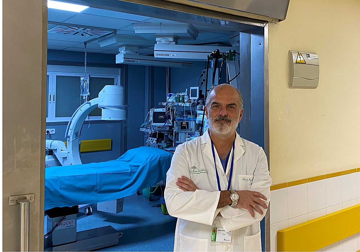 Manuel Rodríguez Téllez acaba de recibir la medalla de oro de la SAPD. En la imagen, en la unidad de Terapia Endoscópica del Virgen Macarena de Sevilla, de la que es coordinador