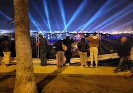La fiebre por las entradas del mapping de la Navidad en Sevilla acaba con asientos vacíos y agujeros en las vallas