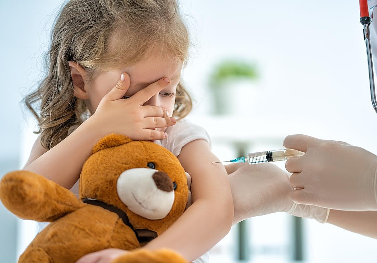 Una niña es vacunada en un centro de salud