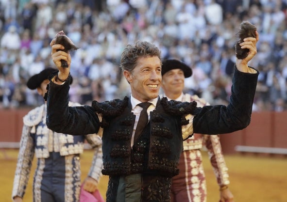 Imagen secundaria 1 - Despedida del Juli en su plaza talismán en la Feria de San Miguel. Manuel Escribano desorejó a un toro de Victorino en la Feria de Abril. Salida por la Puerta del Príncipe del torero de Gerena Daniel Luque