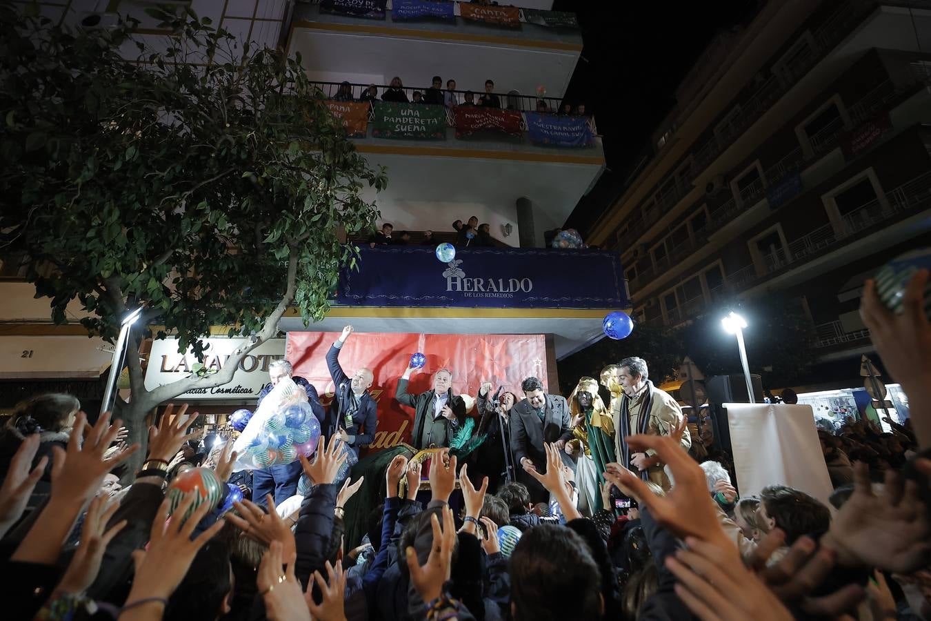 El barrio de Los Remedios se echó a la calle para acompañar al Heraldo en su visita a la ciudad