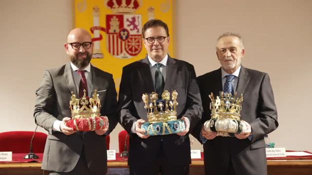 Jesús Vera Carrillo, Federico Alonso Aliste y José Luis Cabeza Hernández posan con las coronas de los Reyes Melchor, Gaspar y Baltasar, respectivamente