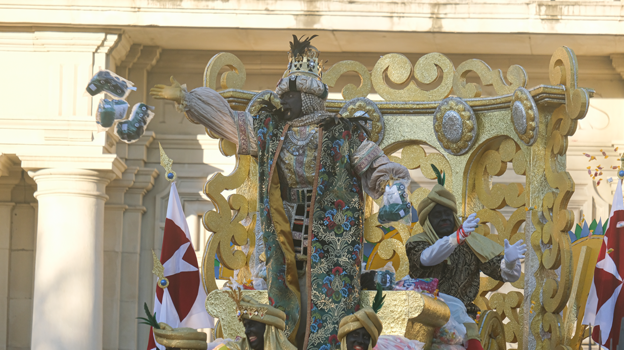 Salida de la carroza del Rey Baltasar desde la Universidad de Sevilla en la Cabalgata de Reyes Magos 2023