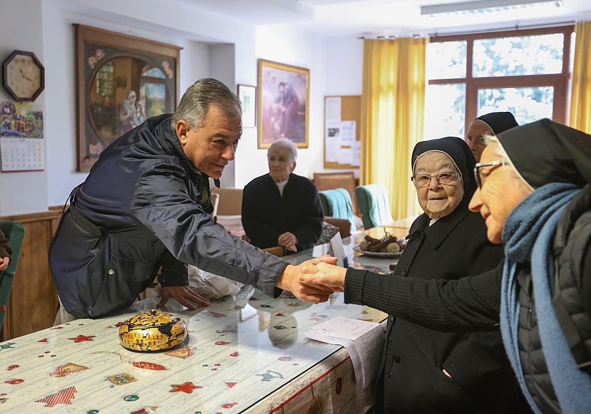 José Luis Sanz saluda a una de las religiosas del convento de Santa Isabel