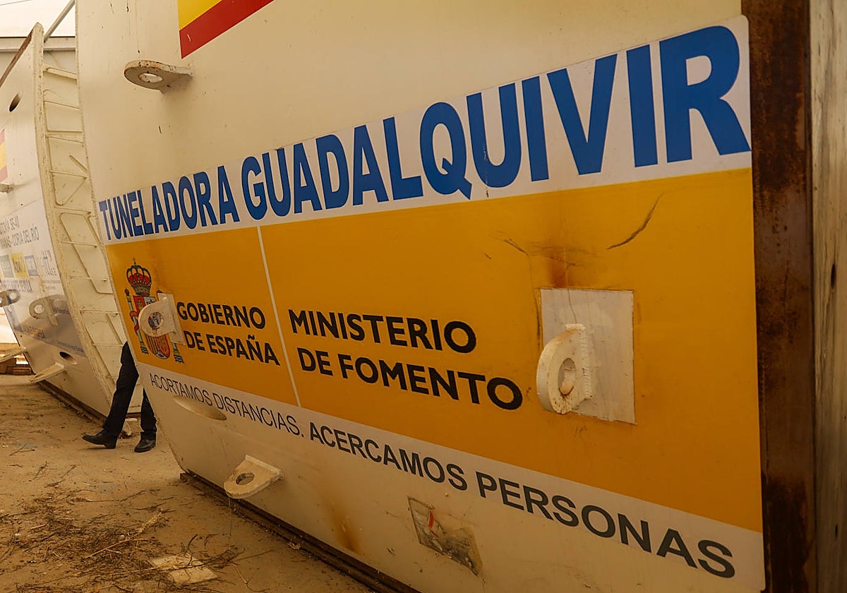 La tuneladora sigue bajo la carpa de Coria a la espera de que el chatarrero que la ha adquirido se la lleve