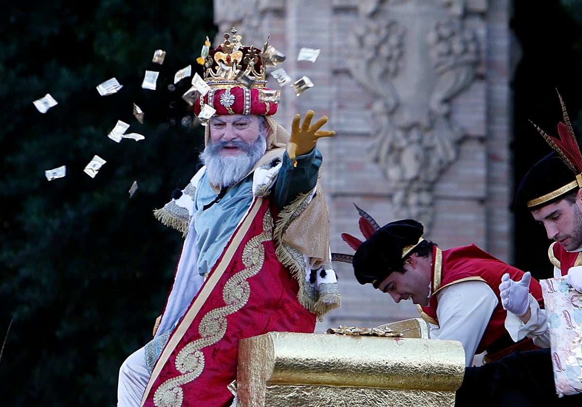 La carroza del Rey Melchor de la Cabalgata de los Reyes Magos, saliendo de la Universidad de Sevilla el año pasado