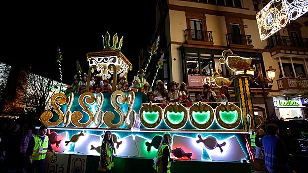 Una de las carrozas de la Cabalgata de los Reyes Magos de Sevilla, llegando a la Campana el año pasado
