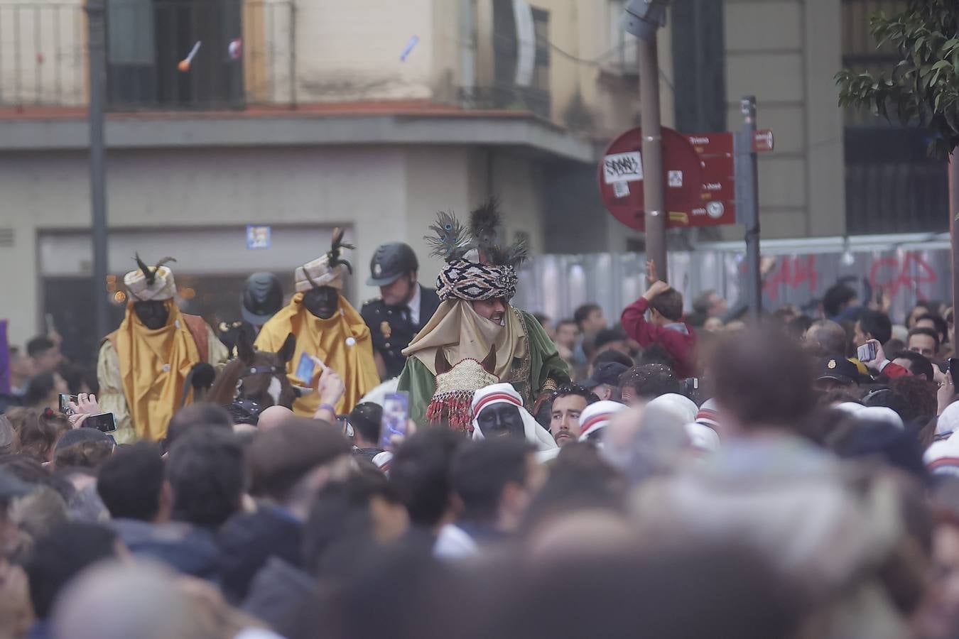 El Heraldo Real fue repartiendo caramelos durante todo el recorrido, repleto de niños a pesar de la lluvia
